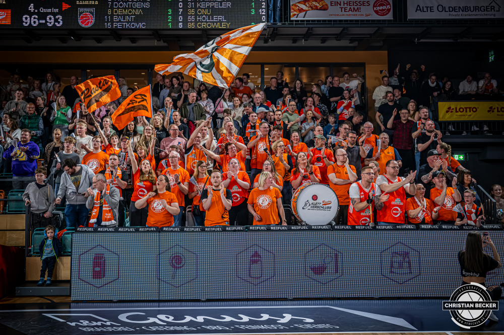 1. Basketball Bundesliga, easyCredit BBL, Saison 2025/2026, Herren, Hauptrunde, 27. Spieltag, 02.04.2026, RASTA Vechta - BMA365 Bamberg Baskets
Klettverschluss (Fanclub - RASTA Vechta) nach der Partie
Schlüsselwörter: 02.04.2026;1. Bundesliga;27. Spieltag;365;BBL;BMA;Bamberg;Basketball;Baskets;Hauptrunde;Liga;RASTA;RASTA Dome;Saison 2025/2026;Vechta;easycredit