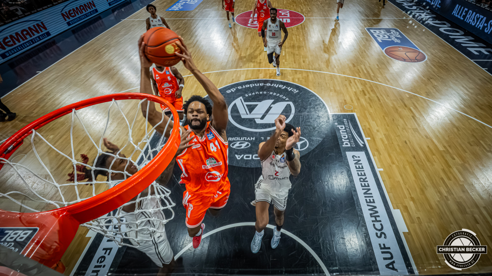 1. Basketball Bundesliga, easyCredit BBL, Saison 2025/2026, Herren, Hauptrunde, 27. Spieltag, 02.04.2026, RASTA Vechta - BMA365 Bamberg Baskets
Lloyd Pandi (#41 - RASTA Vechta) beim Dunk
Schlüsselwörter: 02.04.2026;1. Bundesliga;27. Spieltag;365;BBL;BMA;Bamberg;Basketball;Baskets;Hauptrunde;Liga;RASTA;RASTA Dome;Saison 2025/2026;Vechta;easycredit