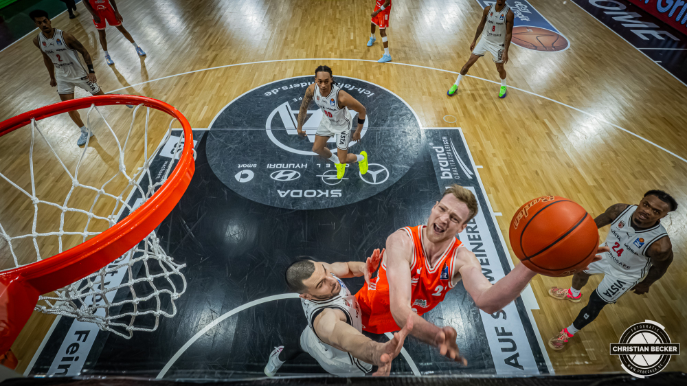 1. Basketball Bundesliga, easyCredit BBL, Saison 2025/2026, Herren, Hauptrunde, 27. Spieltag, 02.04.2026, RASTA Vechta - BMA365 Bamberg Baskets
Lars Thiemann (#21 - RASTA Vechta) beim Korbleger
Schlüsselwörter: 02.04.2026;1. Bundesliga;27. Spieltag;365;BBL;BMA;Bamberg;Basketball;Baskets;Hauptrunde;Liga;RASTA;RASTA Dome;Saison 2025/2026;Vechta;easycredit