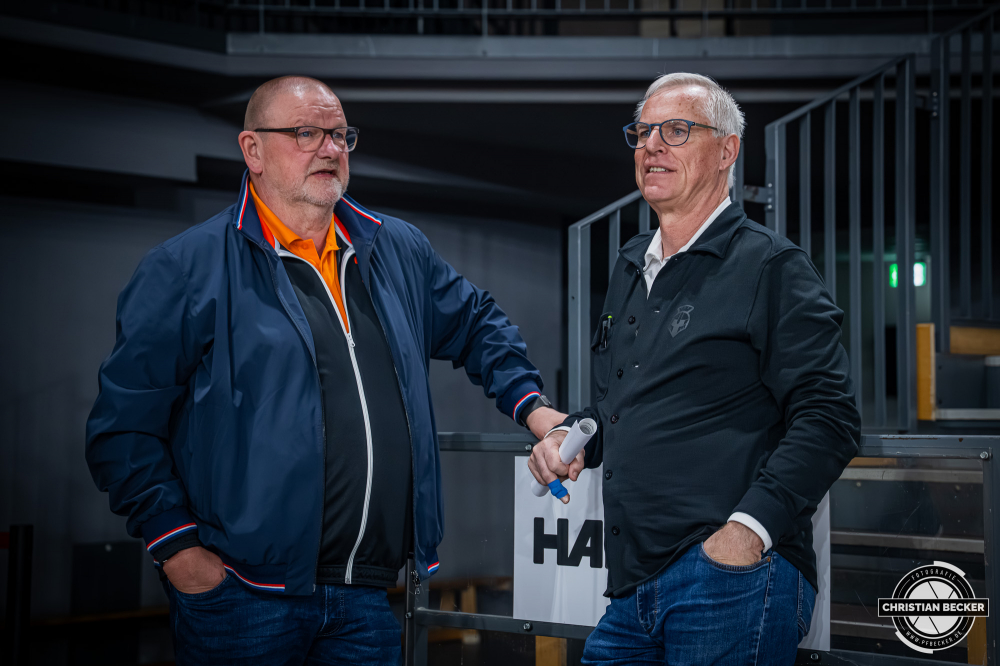 1. Basketball Bundesliga, easyCredit BBL, Saison 2025/2026, Herren, Hauptrunde, 29. Spieltag, 11.04.2026, RASTA Vechta - Gladiators Trier
Stefan Niemeyer (Gesch&auml;ftsf&uuml;hrender Gesellschafter - RASTA Vechta) im Gespr&auml;ch mit Ralph Heldt (Sportlicher Leiter - VET-CONCEPT Gladiators Trier)
Schlüsselwörter: 1. Bundesliga;11.04.2026;29. Spieltag;BBL;Basketball;Gladiators;Hauptrunde;Liga;RASTA;RASTA Dome;Saison 2025/2026;Trier;VET-CONCEPT;Vechta;easycredit