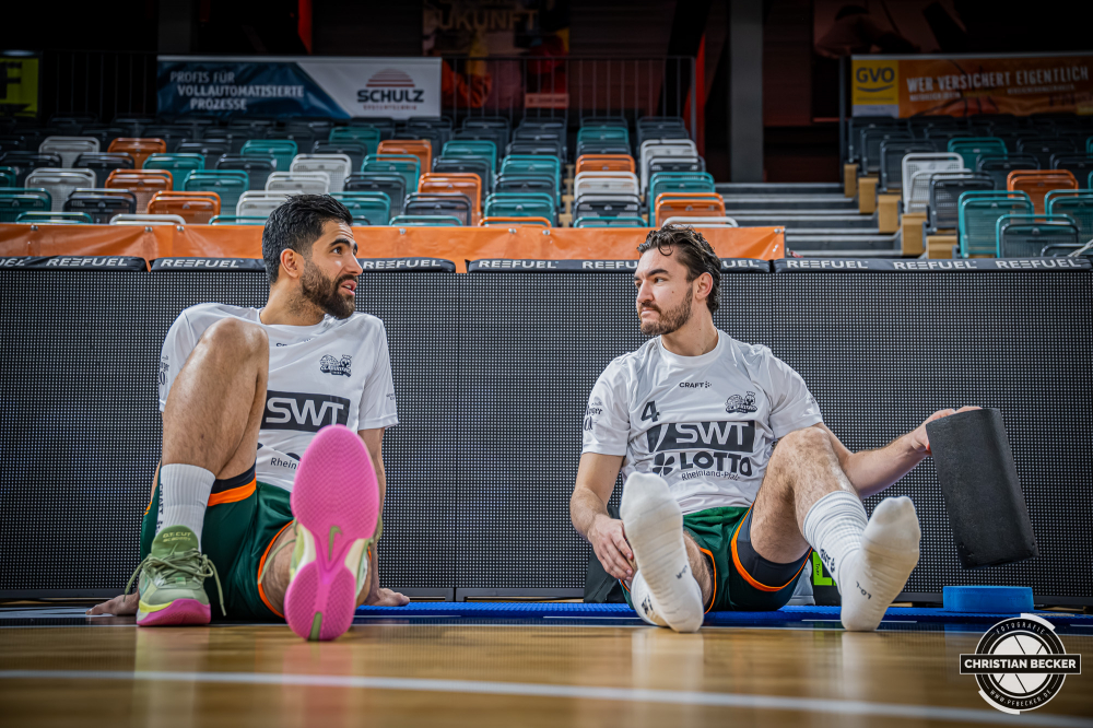 1. Basketball Bundesliga, easyCredit BBL, Saison 2025/2026, Herren, Hauptrunde, 29. Spieltag, 11.04.2026, RASTA Vechta - Gladiators Trier
Behnam Yakhchali Dehkordi (#8 - VET-CONCEPT Gladiators Trier) und Clay Guillozet (#4 - VET-CONCEPT Gladiators Trier) vor der Partie
Schlüsselwörter: 1. Bundesliga;11.04.2026;29. Spieltag;BBL;Basketball;Gladiators;Hauptrunde;Liga;RASTA;RASTA Dome;Saison 2025/2026;Trier;VET-CONCEPT;Vechta;easycredit