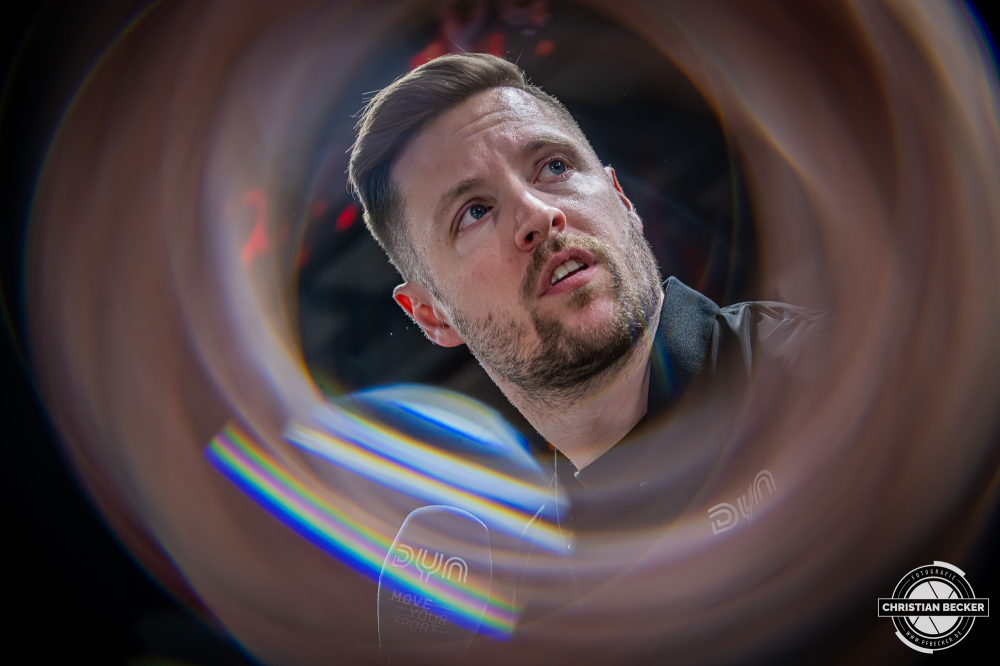 1. Basketball Bundesliga, easyCredit BBL, Saison 2025/2026, Herren, Hauptrunde, 29. Spieltag, 11.04.2026, RASTA Vechta - Gladiators Trier
Sebastian Meichsner (Moderator DYN Media) vor der Partie
Schlüsselwörter: 1. Bundesliga;11.04.2026;29. Spieltag;BBL;Basketball;Gladiators;Hauptrunde;Liga;RASTA;RASTA Dome;Saison 2025/2026;Trier;VET-CONCEPT;Vechta;easycredit