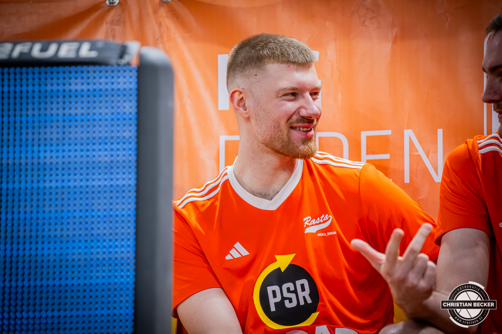 1. Basketball Bundesliga, easyCredit BBL, Saison 2025/2026, Herren, Hauptrunde, 29. Spieltag, 11.04.2026, RASTA Vechta - Gladiators Trier
Luc van Slooten (#6 - RASTA Vechta) vor der Partie
Schlüsselwörter: 1. Bundesliga;11.04.2026;29. Spieltag;BBL;Basketball;Gladiators;Hauptrunde;Liga;RASTA;RASTA Dome;Saison 2025/2026;Trier;VET-CONCEPT;Vechta;easycredit