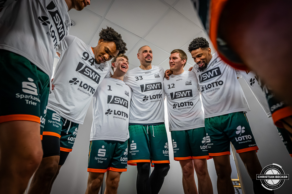 1. Basketball Bundesliga, easyCredit BBL, Saison 2025/2026, Herren, Hauptrunde, 29. Spieltag, 11.04.2026, RASTA Vechta - Gladiators Trier
Das Team der VET-CONCEPT Gladiators Trier vor der Partie
Schlüsselwörter: 1. Bundesliga;11.04.2026;29. Spieltag;BBL;Basketball;Gladiators;Hauptrunde;Liga;RASTA;RASTA Dome;Saison 2025/2026;Trier;VET-CONCEPT;Vechta;easycredit