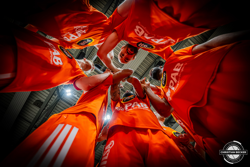 1. Basketball Bundesliga, easyCredit BBL, Saison 2025/2026, Herren, Hauptrunde, 29. Spieltag, 11.04.2026, RASTA Vechta - Gladiators Trier
Das Team von RASTA Vechta vor der Partie
Schlüsselwörter: 1. Bundesliga;11.04.2026;29. Spieltag;BBL;Basketball;Gladiators;Hauptrunde;Liga;RASTA;RASTA Dome;Saison 2025/2026;Trier;VET-CONCEPT;Vechta;easycredit