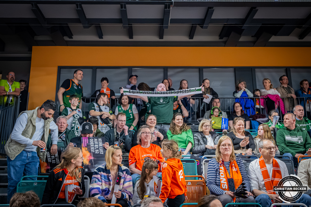 1. Basketball Bundesliga, easyCredit BBL, Saison 2025/2026, Herren, Hauptrunde, 29. Spieltag, 11.04.2026, RASTA Vechta - Gladiators Trier
Die Fans der VET-CONCEPT Gladiators Trier vor der Partie
Schlüsselwörter: 1. Bundesliga;11.04.2026;29. Spieltag;BBL;Basketball;Gladiators;Hauptrunde;Liga;RASTA;RASTA Dome;Saison 2025/2026;Trier;VET-CONCEPT;Vechta;easycredit