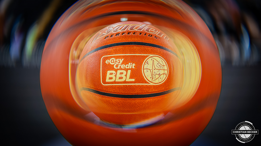 1. Basketball Bundesliga, easyCredit BBL, Saison 2025/2026, Herren, Hauptrunde, 29. Spieltag, 11.04.2026, RASTA Vechta - Gladiators Trier
Der Spielball der easyCredit Basketball Bundesliga vor der Partie
Schlüsselwörter: 1. Bundesliga;11.04.2026;29. Spieltag;BBL;Basketball;Gladiators;Hauptrunde;Liga;RASTA;RASTA Dome;Saison 2025/2026;Trier;VET-CONCEPT;Vechta;easycredit