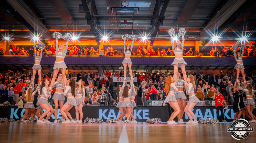 1. Basketball Bundesliga, easyCredit BBL, Saison 2025/2026, Herren, Hauptrunde, 29. Spieltag, 11.04.2026, RASTA Vechta - Gladiators Trier
Marleys (Cheerleader - RASTA Vechta) vor der Partie
Schlüsselwörter: 1. Bundesliga;11.04.2026;29. Spieltag;BBL;Basketball;Gladiators;Hauptrunde;Liga;RASTA;RASTA Dome;Saison 2025/2026;Trier;VET-CONCEPT;Vechta;easycredit