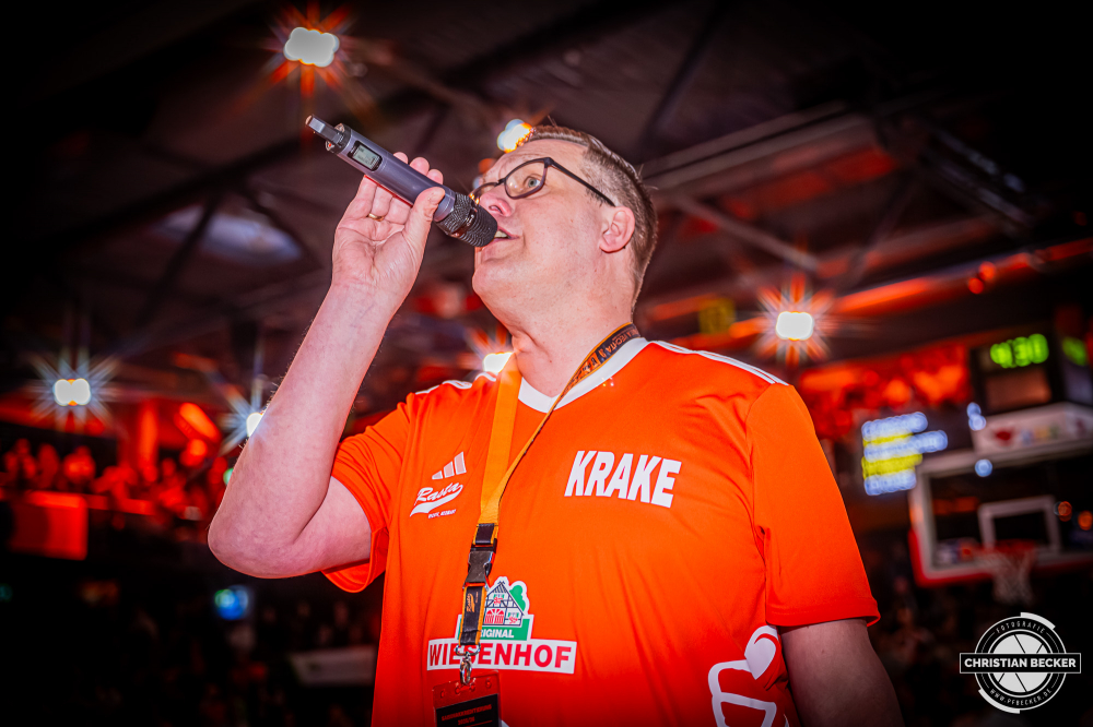 1. Basketball Bundesliga, easyCredit BBL, Saison 2025/2026, Herren, Hauptrunde, 29. Spieltag, 11.04.2026, RASTA Vechta - Gladiators Trier
Markus M&uuml;ller (Hallensprecher - RASTA Vechta) vor der Partie
Schlüsselwörter: 1. Bundesliga;11.04.2026;29. Spieltag;BBL;Basketball;Gladiators;Hauptrunde;Liga;RASTA;RASTA Dome;Saison 2025/2026;Trier;VET-CONCEPT;Vechta;easycredit