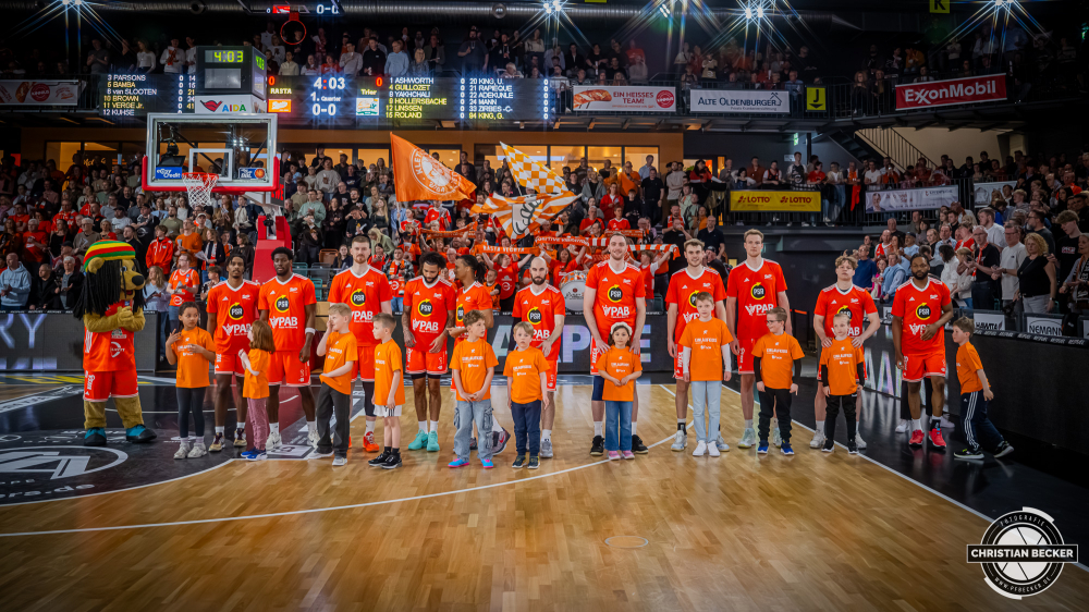 1. Basketball Bundesliga, easyCredit BBL, Saison 2025/2026, Herren, Hauptrunde, 29. Spieltag, 11.04.2026, RASTA Vechta - Gladiators Trier
Das Team von RASTA Vechta und die Einlaufkinder vor der Partie
Schlüsselwörter: 1. Bundesliga;11.04.2026;29. Spieltag;BBL;Basketball;Gladiators;Hauptrunde;Liga;RASTA;RASTA Dome;Saison 2025/2026;Trier;VET-CONCEPT;Vechta;easycredit