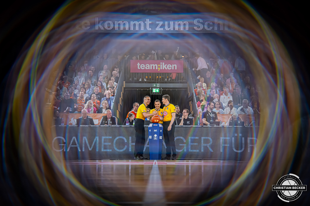 1. Basketball Bundesliga, easyCredit BBL, Saison 2025/2026, Herren, Hauptrunde, 29. Spieltag, 11.04.2026, RASTA Vechta - Gladiators Trier
Die Schiedsrichter Robert Lottermoser, Gentian Cici und Moritz Kr&uuml;per vor der Partie
Schlüsselwörter: 1. Bundesliga;11.04.2026;29. Spieltag;BBL;Basketball;Gladiators;Hauptrunde;Liga;RASTA;RASTA Dome;Saison 2025/2026;Trier;VET-CONCEPT;Vechta;easycredit