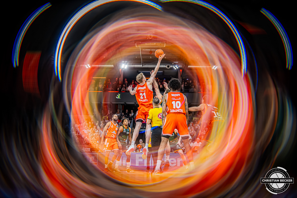 1. Basketball Bundesliga, easyCredit BBL, Saison 2025/2026, Herren, Hauptrunde, 29. Spieltag, 11.04.2026, RASTA Vechta - Gladiators Trier
Lars Thiemann (#21 - RASTA Vechta) beim Sprungball
Schlüsselwörter: 1. Bundesliga;11.04.2026;29. Spieltag;BBL;Basketball;Gladiators;Hauptrunde;Liga;RASTA;RASTA Dome;Saison 2025/2026;Trier;VET-CONCEPT;Vechta;easycredit