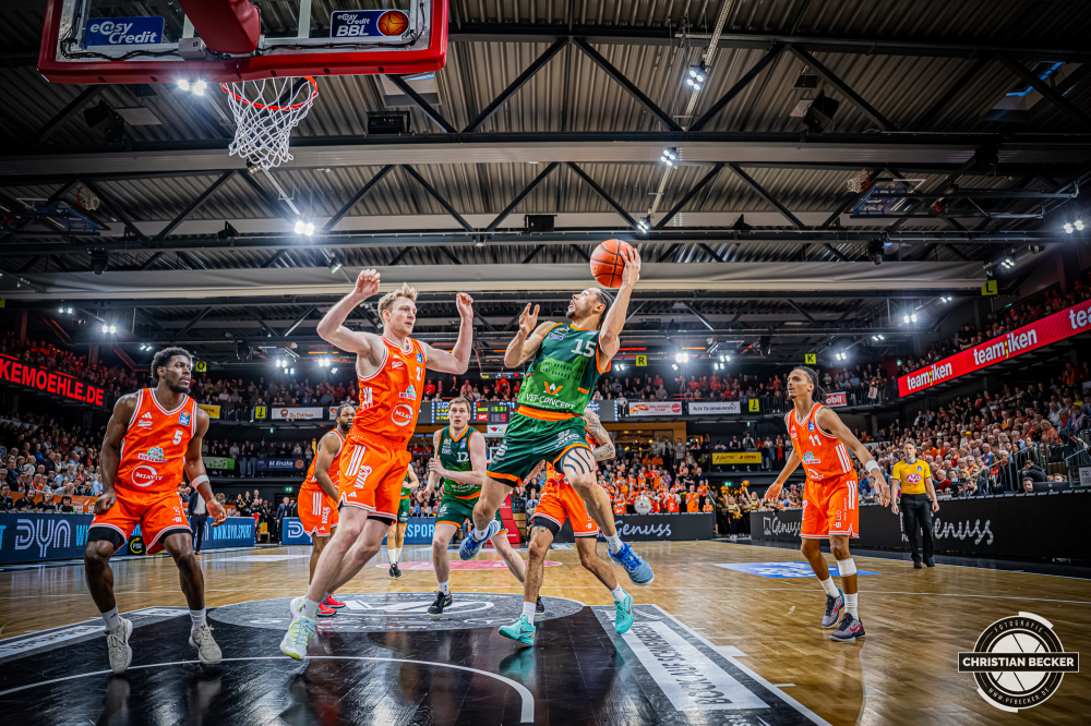 1. Basketball Bundesliga, easyCredit BBL, Saison 2025/2026, Herren, Hauptrunde, 29. Spieltag, 11.04.2026, RASTA Vechta - Gladiators Trier
Jordan Roland (#15 - VET-CONCEPT Gladiators Trier) beim Korbleger
Schlüsselwörter: 1. Bundesliga;11.04.2026;29. Spieltag;BBL;Basketball;Gladiators;Hauptrunde;Liga;RASTA;RASTA Dome;Saison 2025/2026;Trier;VET-CONCEPT;Vechta;easycredit