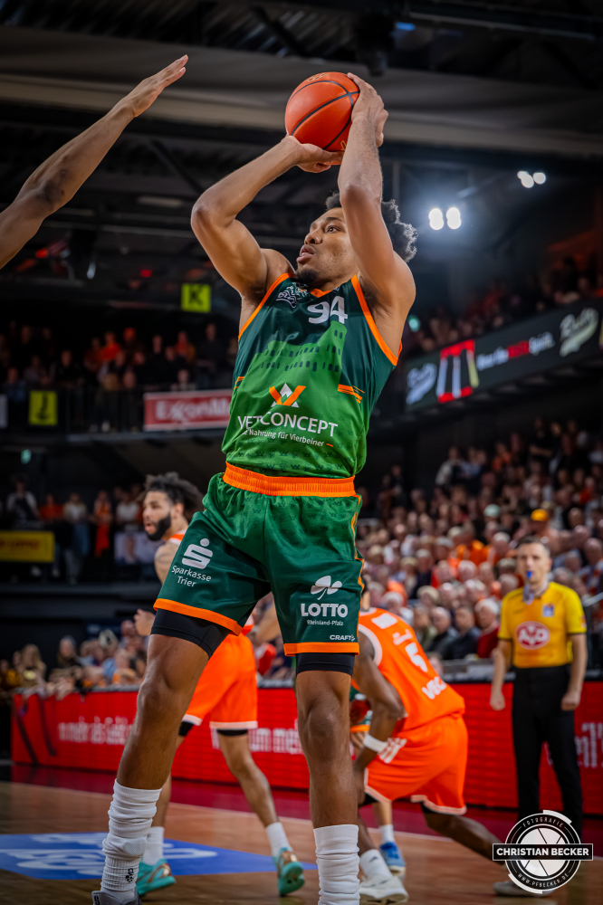 1. Basketball Bundesliga, easyCredit BBL, Saison 2025/2026, Herren, Hauptrunde, 29. Spieltag, 11.04.2026, RASTA Vechta - Gladiators Trier
George King (#94 - VET-CONCEPT Gladiators Trier) beim Jumpshot
Schlüsselwörter: 1. Bundesliga;11.04.2026;29. Spieltag;BBL;Basketball;Gladiators;Hauptrunde;Liga;RASTA;RASTA Dome;Saison 2025/2026;Trier;VET-CONCEPT;Vechta;easycredit