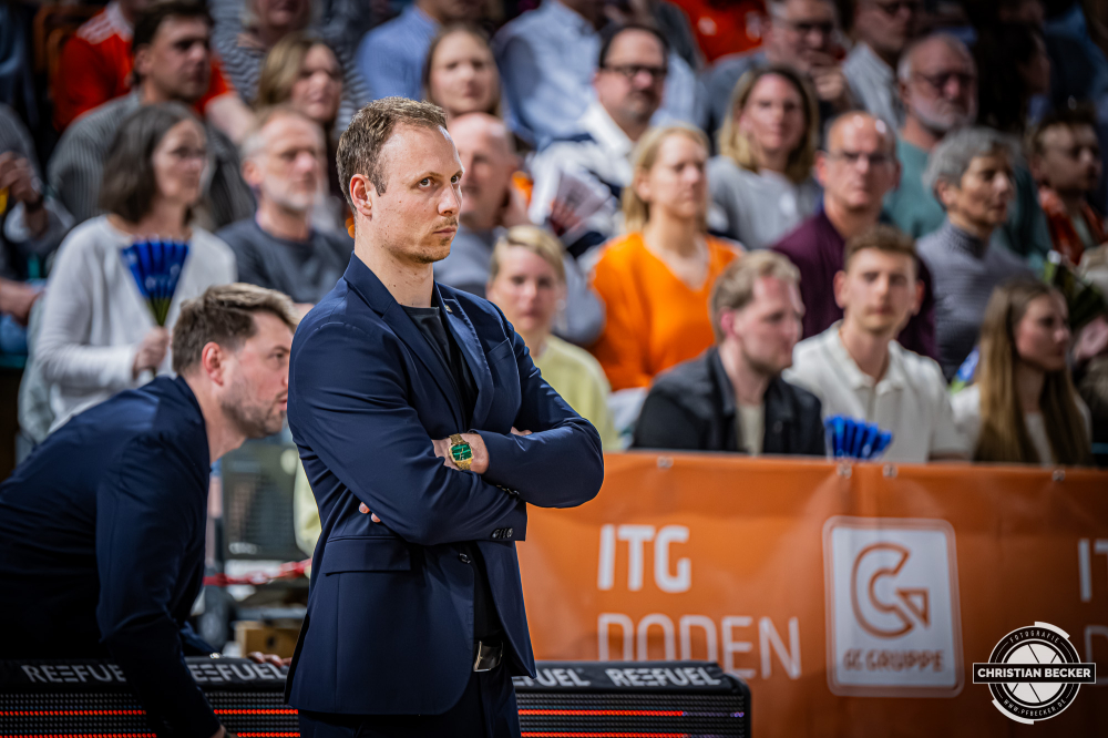1. Basketball Bundesliga, easyCredit BBL, Saison 2025/2026, Herren, Hauptrunde, 29. Spieltag, 11.04.2026, RASTA Vechta - Gladiators Trier
Jacques Schneider (Head Coach - VET-CONCEPT Gladiators Trier) w&auml;hrend der Partie
Schlüsselwörter: 1. Bundesliga;11.04.2026;29. Spieltag;BBL;Basketball;Gladiators;Hauptrunde;Liga;RASTA;RASTA Dome;Saison 2025/2026;Trier;VET-CONCEPT;Vechta;easycredit