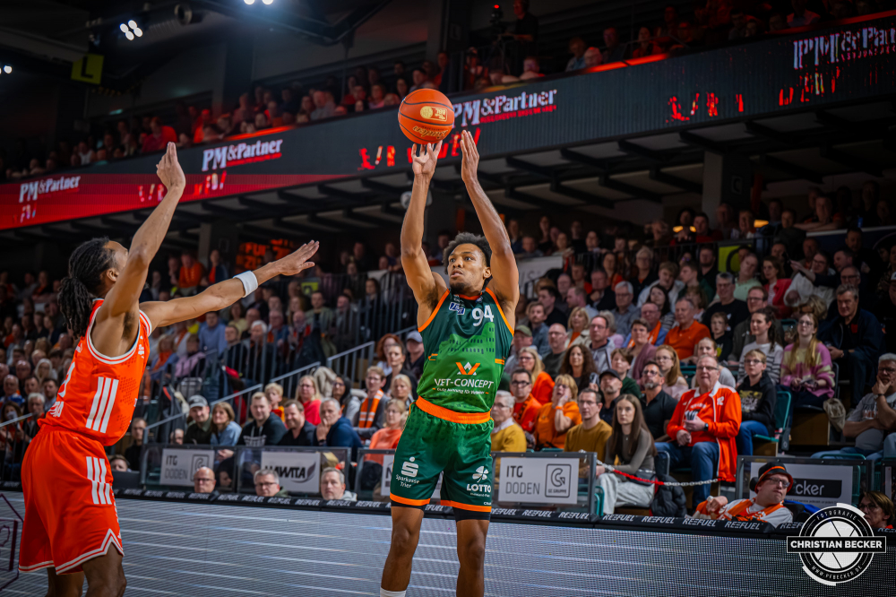 1. Basketball Bundesliga, easyCredit BBL, Saison 2025/2026, Herren, Hauptrunde, 29. Spieltag, 11.04.2026, RASTA Vechta - Gladiators Trier
George King (#94 - VET-CONCEPT Gladiators Trier) beim Jumpshot
Schlüsselwörter: 1. Bundesliga;11.04.2026;29. Spieltag;BBL;Basketball;Gladiators;Hauptrunde;Liga;RASTA;RASTA Dome;Saison 2025/2026;Trier;VET-CONCEPT;Vechta;easycredit