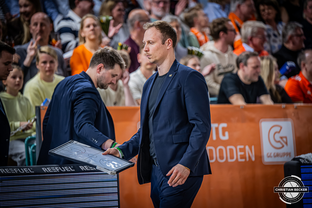 1. Basketball Bundesliga, easyCredit BBL, Saison 2025/2026, Herren, Hauptrunde, 29. Spieltag, 11.04.2026, RASTA Vechta - Gladiators Trier
Jacques Schneider (Head Coach - VET-CONCEPT Gladiators Trier) w&auml;hrend der Partie
Schlüsselwörter: 1. Bundesliga;11.04.2026;29. Spieltag;BBL;Basketball;Gladiators;Hauptrunde;Liga;RASTA;RASTA Dome;Saison 2025/2026;Trier;VET-CONCEPT;Vechta;easycredit