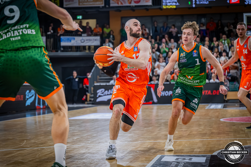 1. Basketball Bundesliga, easyCredit BBL, Saison 2025/2026, Herren, Hauptrunde, 29. Spieltag, 11.04.2026, RASTA Vechta - Gladiators Trier
Tommy Kuhse (#12 - RASTA Vechta) in Aktion
Schlüsselwörter: 1. Bundesliga;11.04.2026;29. Spieltag;BBL;Basketball;Gladiators;Hauptrunde;Liga;RASTA;RASTA Dome;Saison 2025/2026;Trier;VET-CONCEPT;Vechta;easycredit