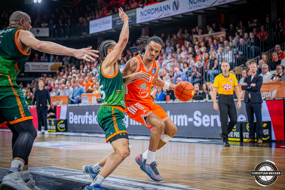 1. Basketball Bundesliga, easyCredit BBL, Saison 2025/2026, Herren, Hauptrunde, 29. Spieltag, 11.04.2026, RASTA Vechta - Gladiators Trier
Alonzo Verge (#11 - RASTA Vechta) in Aktion
Schlüsselwörter: 1. Bundesliga;11.04.2026;29. Spieltag;BBL;Basketball;Gladiators;Hauptrunde;Liga;RASTA;RASTA Dome;Saison 2025/2026;Trier;VET-CONCEPT;Vechta;easycredit