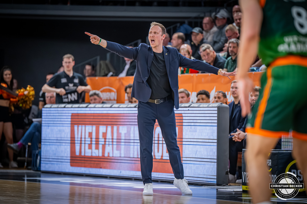 1. Basketball Bundesliga, easyCredit BBL, Saison 2025/2026, Herren, Hauptrunde, 29. Spieltag, 11.04.2026, RASTA Vechta - Gladiators Trier
Jacques Schneider (Head Coach - VET-CONCEPT Gladiators Trier) w&auml;hrend der Partie
Schlüsselwörter: 1. Bundesliga;11.04.2026;29. Spieltag;BBL;Basketball;Gladiators;Hauptrunde;Liga;RASTA;RASTA Dome;Saison 2025/2026;Trier;VET-CONCEPT;Vechta;easycredit