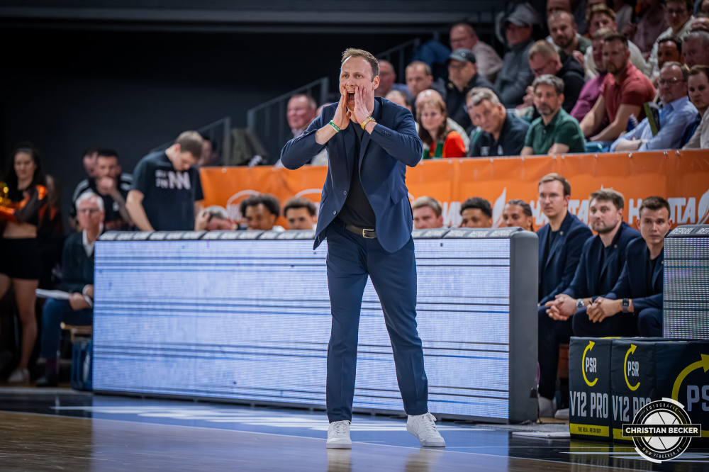 1. Basketball Bundesliga, easyCredit BBL, Saison 2025/2026, Herren, Hauptrunde, 29. Spieltag, 11.04.2026, RASTA Vechta - Gladiators Trier
Jacques Schneider (Head Coach - VET-CONCEPT Gladiators Trier) w&auml;hrend der Partie
Schlüsselwörter: 1. Bundesliga;11.04.2026;29. Spieltag;BBL;Basketball;Gladiators;Hauptrunde;Liga;RASTA;RASTA Dome;Saison 2025/2026;Trier;VET-CONCEPT;Vechta;easycredit