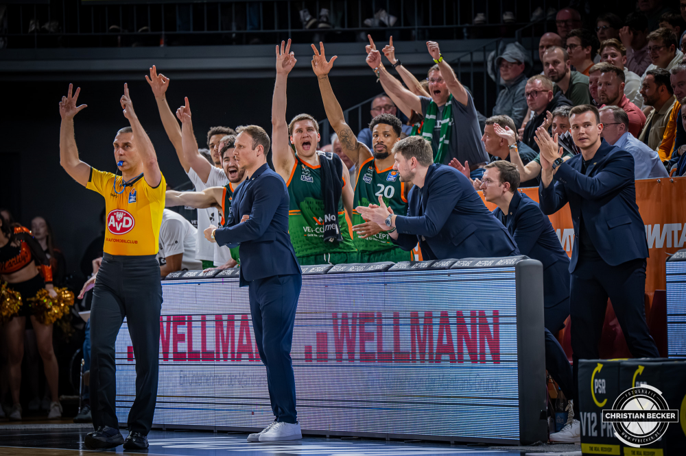 1. Basketball Bundesliga, easyCredit BBL, Saison 2025/2026, Herren, Hauptrunde, 29. Spieltag, 11.04.2026, RASTA Vechta - Gladiators Trier
Das Team der VET-CONCEPT Gladiators Trier zeigt Emotionen w&auml;hrend der Partie
Schlüsselwörter: 1. Bundesliga;11.04.2026;29. Spieltag;BBL;Basketball;Gladiators;Hauptrunde;Liga;RASTA;RASTA Dome;Saison 2025/2026;Trier;VET-CONCEPT;Vechta;easycredit