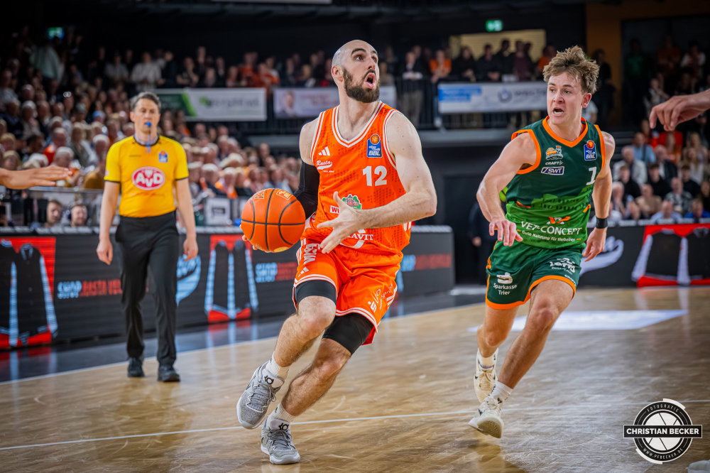 1. Basketball Bundesliga, easyCredit BBL, Saison 2025/2026, Herren, Hauptrunde, 29. Spieltag, 11.04.2026, RASTA Vechta - Gladiators Trier
Tommy Kuhse (#12 - RASTA Vechta) in Aktion
Schlüsselwörter: 1. Bundesliga;11.04.2026;29. Spieltag;BBL;Basketball;Gladiators;Hauptrunde;Liga;RASTA;RASTA Dome;Saison 2025/2026;Trier;VET-CONCEPT;Vechta;easycredit