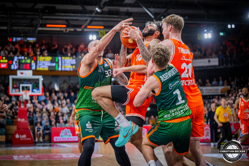 1. Basketball Bundesliga, easyCredit BBL, Saison 2025/2026, Herren, Hauptrunde, 29. Spieltag, 11.04.2026, RASTA Vechta - Gladiators Trier
Tevin Brown (#10 - RASTA Vechta) in Aktion
Schlüsselwörter: 1. Bundesliga;11.04.2026;29. Spieltag;BBL;Basketball;Gladiators;Hauptrunde;Liga;RASTA;RASTA Dome;Saison 2025/2026;Trier;VET-CONCEPT;Vechta;easycredit