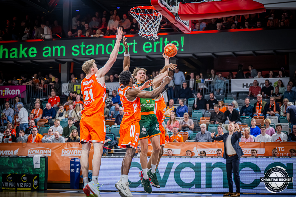 1. Basketball Bundesliga, easyCredit BBL, Saison 2025/2026, Herren, Hauptrunde, 29. Spieltag, 11.04.2026, RASTA Vechta - Gladiators Trier
Marco Hollersbacher (#9 - VET-CONCEPT Gladiators Trier) beim Korbleger
Schlüsselwörter: 1. Bundesliga;11.04.2026;29. Spieltag;BBL;Basketball;Gladiators;Hauptrunde;Liga;RASTA;RASTA Dome;Saison 2025/2026;Trier;VET-CONCEPT;Vechta;easycredit