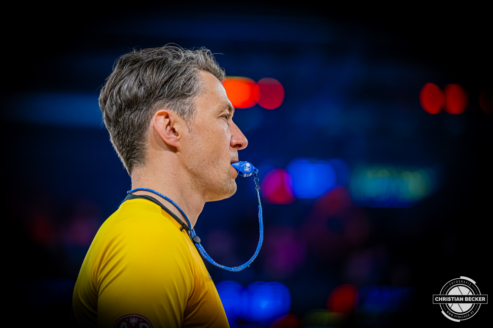 1. Basketball Bundesliga, easyCredit BBL, Saison 2025/2026, Herren, Hauptrunde, 29. Spieltag, 11.04.2026, RASTA Vechta - Gladiators Trier
Moritz Kr&uuml;per (Schiedsrichter BBL) w&auml;hrend der Partie
Schlüsselwörter: 1. Bundesliga;11.04.2026;29. Spieltag;BBL;Basketball;Gladiators;Hauptrunde;Liga;RASTA;RASTA Dome;Saison 2025/2026;Trier;VET-CONCEPT;Vechta;easycredit