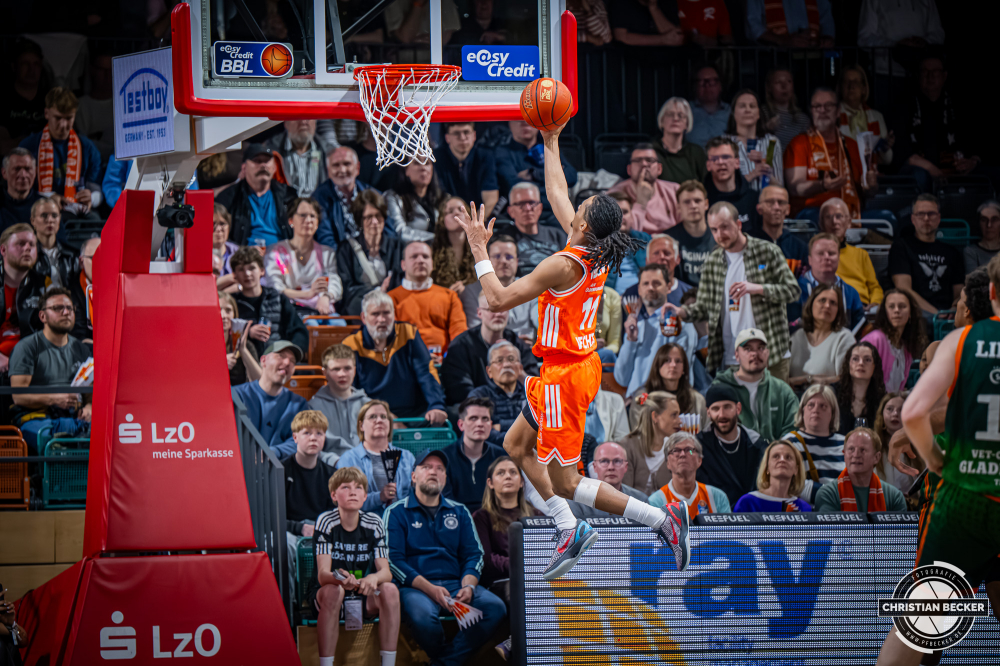 1. Basketball Bundesliga, easyCredit BBL, Saison 2025/2026, Herren, Hauptrunde, 29. Spieltag, 11.04.2026, RASTA Vechta - Gladiators Trier
Alonzo Verge (#11 - RASTA Vechta) beim Korbleger
Schlüsselwörter: 1. Bundesliga;11.04.2026;29. Spieltag;BBL;Basketball;Gladiators;Hauptrunde;Liga;RASTA;RASTA Dome;Saison 2025/2026;Trier;VET-CONCEPT;Vechta;easycredit