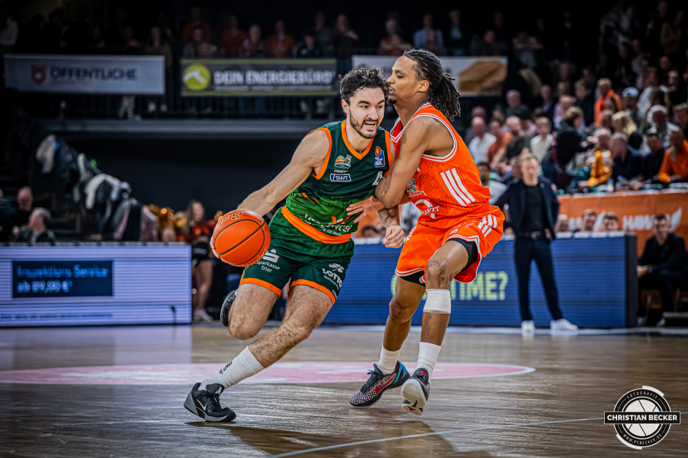 1. Basketball Bundesliga, easyCredit BBL, Saison 2025/2026, Herren, Hauptrunde, 29. Spieltag, 11.04.2026, RASTA Vechta - Gladiators Trier
Clay Guillozet (#4 - VET-CONCEPT Gladiators Trier) in Aktion
Schlüsselwörter: 1. Bundesliga;11.04.2026;29. Spieltag;BBL;Basketball;Gladiators;Hauptrunde;Liga;RASTA;RASTA Dome;Saison 2025/2026;Trier;VET-CONCEPT;Vechta;easycredit