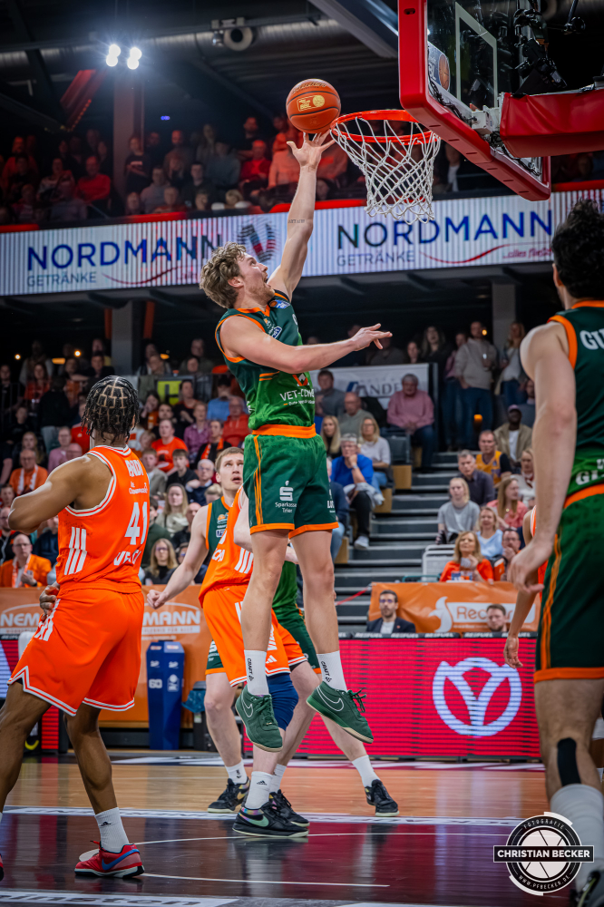 1. Basketball Bundesliga, easyCredit BBL, Saison 2025/2026, Herren, Hauptrunde, 29. Spieltag, 11.04.2026, RASTA Vechta - Gladiators Trier
Marco Hollersbacher (#9 - VET-CONCEPT Gladiators Trier) beim Korbleger
Schlüsselwörter: 1. Bundesliga;11.04.2026;29. Spieltag;BBL;Basketball;Gladiators;Hauptrunde;Liga;RASTA;RASTA Dome;Saison 2025/2026;Trier;VET-CONCEPT;Vechta;easycredit