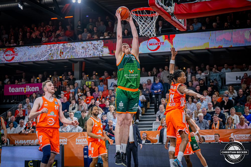 1. Basketball Bundesliga, easyCredit BBL, Saison 2025/2026, Herren, Hauptrunde, 29. Spieltag, 11.04.2026, RASTA Vechta - Gladiators Trier
Marten Linssen (#12 - VET-CONCEPT Gladiators Trier) beim Dunk
Schlüsselwörter: 1. Bundesliga;11.04.2026;29. Spieltag;BBL;Basketball;Gladiators;Hauptrunde;Liga;RASTA;RASTA Dome;Saison 2025/2026;Trier;VET-CONCEPT;Vechta;easycredit