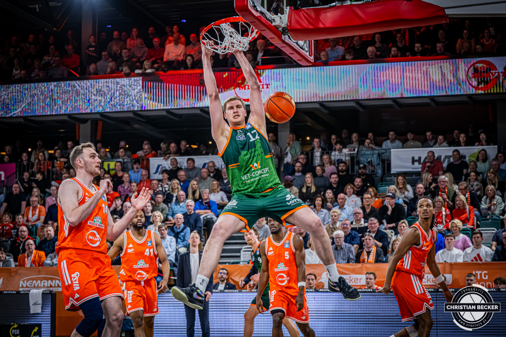 1. Basketball Bundesliga, easyCredit BBL, Saison 2025/2026, Herren, Hauptrunde, 29. Spieltag, 11.04.2026, RASTA Vechta - Gladiators Trier
Marten Linssen (#12 - VET-CONCEPT Gladiators Trier) beim Dunk
Schlüsselwörter: 1. Bundesliga;11.04.2026;29. Spieltag;BBL;Basketball;Gladiators;Hauptrunde;Liga;RASTA;RASTA Dome;Saison 2025/2026;Trier;VET-CONCEPT;Vechta;easycredit