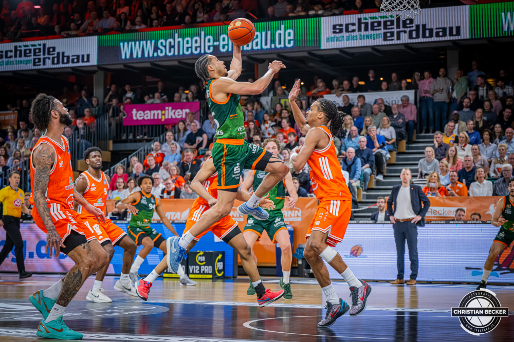 1. Basketball Bundesliga, easyCredit BBL, Saison 2025/2026, Herren, Hauptrunde, 29. Spieltag, 11.04.2026, RASTA Vechta - Gladiators Trier
Jordan Roland (#15 - VET-CONCEPT Gladiators Trier) beim Korbleger
Schlüsselwörter: 1. Bundesliga;11.04.2026;29. Spieltag;BBL;Basketball;Gladiators;Hauptrunde;Liga;RASTA;RASTA Dome;Saison 2025/2026;Trier;VET-CONCEPT;Vechta;easycredit