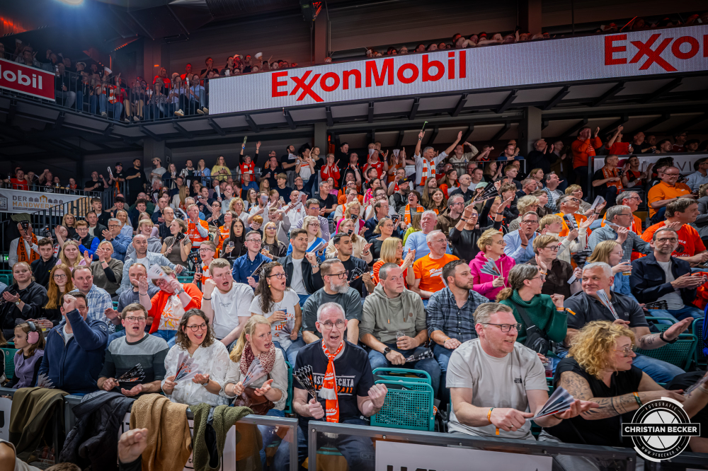 1. Basketball Bundesliga, easyCredit BBL, Saison 2025/2026, Herren, Hauptrunde, 29. Spieltag, 11.04.2026, RASTA Vechta - Gladiators Trier
Die Fans von RASTA Vechta zeigt Emotionen w&auml;hrend der Partie
Schlüsselwörter: 1. Bundesliga;11.04.2026;29. Spieltag;BBL;Basketball;Gladiators;Hauptrunde;Liga;RASTA;RASTA Dome;Saison 2025/2026;Trier;VET-CONCEPT;Vechta;easycredit