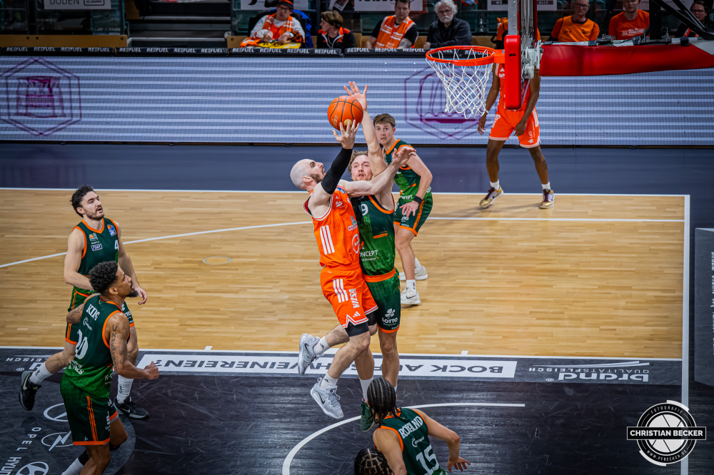 1. Basketball Bundesliga, easyCredit BBL, Saison 2025/2026, Herren, Hauptrunde, 29. Spieltag, 11.04.2026, RASTA Vechta - Gladiators Trier
Tommy Kuhse (#12 - RASTA Vechta) beim Korbleger
Schlüsselwörter: 1. Bundesliga;11.04.2026;29. Spieltag;BBL;Basketball;Gladiators;Hauptrunde;Liga;RASTA;RASTA Dome;Saison 2025/2026;Trier;VET-CONCEPT;Vechta;easycredit