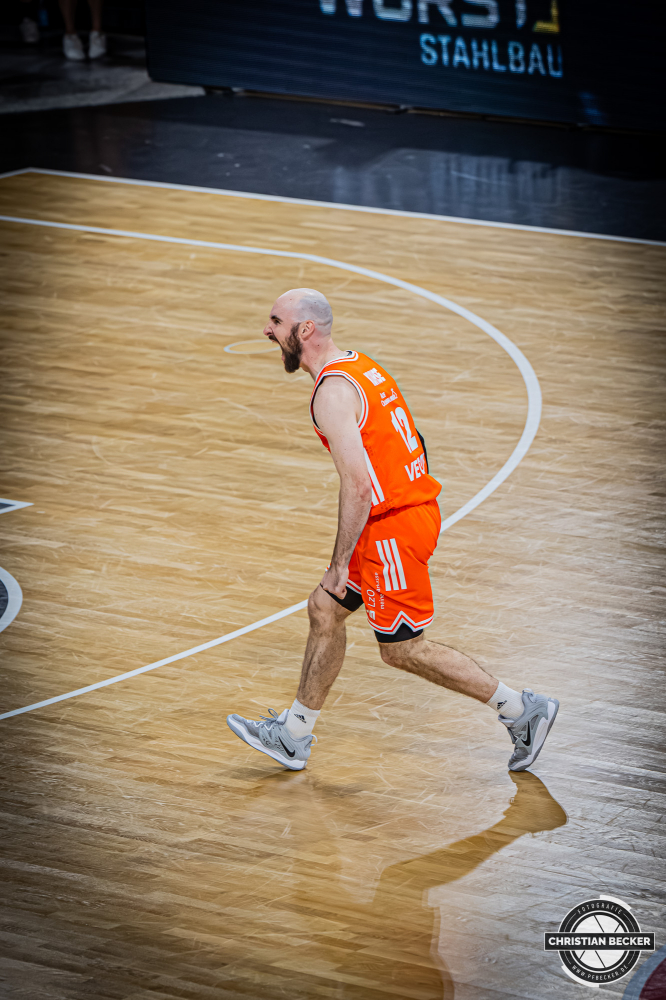 1. Basketball Bundesliga, easyCredit BBL, Saison 2025/2026, Herren, Hauptrunde, 29. Spieltag, 11.04.2026, RASTA Vechta - Gladiators Trier
Tommy Kuhse (#12 - RASTA Vechta) zeigt Emotionen w&auml;hrend der Partie
Schlüsselwörter: 1. Bundesliga;11.04.2026;29. Spieltag;BBL;Basketball;Gladiators;Hauptrunde;Liga;RASTA;RASTA Dome;Saison 2025/2026;Trier;VET-CONCEPT;Vechta;easycredit