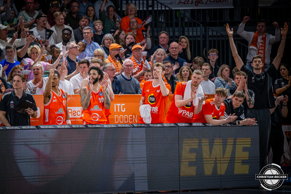 1. Basketball Bundesliga, easyCredit BBL, Saison 2025/2026, Herren, Hauptrunde, 29. Spieltag, 11.04.2026, RASTA Vechta - Gladiators Trier
Das Team von RASTA Vechta w&auml;hrend der Partie
Schlüsselwörter: 1. Bundesliga;11.04.2026;29. Spieltag;BBL;Basketball;Gladiators;Hauptrunde;Liga;RASTA;RASTA Dome;Saison 2025/2026;Trier;VET-CONCEPT;Vechta;easycredit