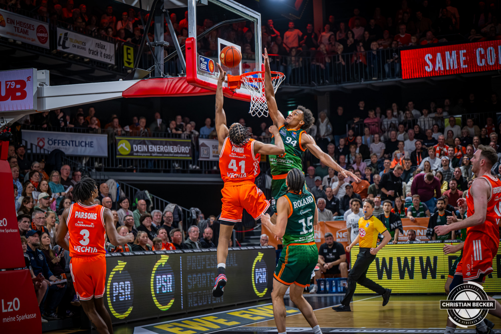 1. Basketball Bundesliga, easyCredit BBL, Saison 2025/2026, Herren, Hauptrunde, 29. Spieltag, 11.04.2026, RASTA Vechta - Gladiators Trier
Lloyd Pandi (#41 - RASTA Vechta) beim Korbleger
Schlüsselwörter: 1. Bundesliga;11.04.2026;29. Spieltag;BBL;Basketball;Gladiators;Hauptrunde;Liga;RASTA;RASTA Dome;Saison 2025/2026;Trier;VET-CONCEPT;Vechta;easycredit