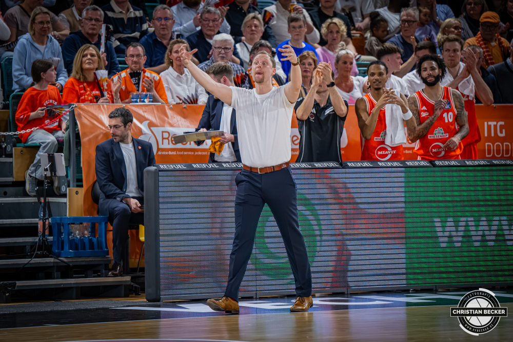 1. Basketball Bundesliga, easyCredit BBL, Saison 2025/2026, Herren, Hauptrunde, 29. Spieltag, 11.04.2026, RASTA Vechta - Gladiators Trier
Christian Held (Head-Coach - RASTA Vechta) w&auml;hrend der Partie
Schlüsselwörter: 1. Bundesliga;11.04.2026;29. Spieltag;BBL;Basketball;Gladiators;Hauptrunde;Liga;RASTA;RASTA Dome;Saison 2025/2026;Trier;VET-CONCEPT;Vechta;easycredit