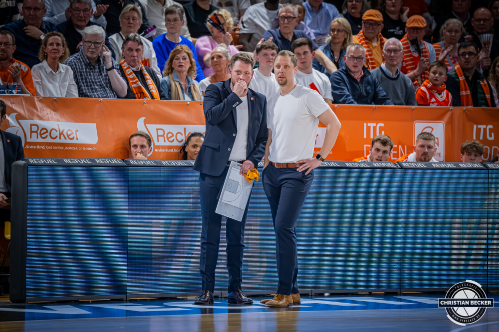1. Basketball Bundesliga, easyCredit BBL, Saison 2025/2026, Herren, Hauptrunde, 29. Spieltag, 11.04.2026, RASTA Vechta - Gladiators Trier
Christian Held (Head-Coach - RASTA Vechta) im Gespr&auml;ch mit Marius Graf (Assistent Coach - RASTA Vechta)
Schlüsselwörter: 1. Bundesliga;11.04.2026;29. Spieltag;BBL;Basketball;Gladiators;Hauptrunde;Liga;RASTA;RASTA Dome;Saison 2025/2026;Trier;VET-CONCEPT;Vechta;easycredit