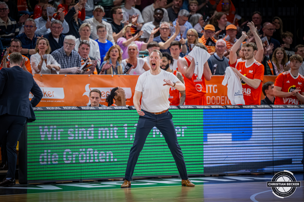 1. Basketball Bundesliga, easyCredit BBL, Saison 2025/2026, Herren, Hauptrunde, 29. Spieltag, 11.04.2026, RASTA Vechta - Gladiators Trier
Christian Held (Head-Coach - RASTA Vechta) zeigt Emotionen w&auml;hrend der Partie
Schlüsselwörter: 1. Bundesliga;11.04.2026;29. Spieltag;BBL;Basketball;Gladiators;Hauptrunde;Liga;RASTA;RASTA Dome;Saison 2025/2026;Trier;VET-CONCEPT;Vechta;easycredit