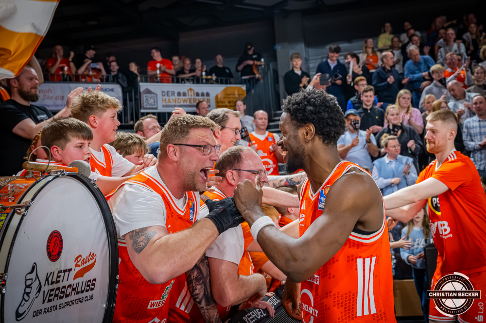 1. Basketball Bundesliga, easyCredit BBL, Saison 2025/2026, Herren, Hauptrunde, 29. Spieltag, 11.04.2026, RASTA Vechta - Gladiators Trier
TJ Bamba (#5 - RASTA Vechta) und Klettverschluss (Fanclub - RASTA Vechta) nach der Partie
Schlüsselwörter: 1. Bundesliga;11.04.2026;29. Spieltag;BBL;Basketball;Gladiators;Hauptrunde;Liga;RASTA;RASTA Dome;Saison 2025/2026;Trier;VET-CONCEPT;Vechta;easycredit