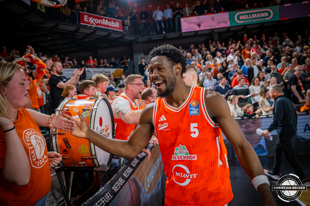 1. Basketball Bundesliga, easyCredit BBL, Saison 2025/2026, Herren, Hauptrunde, 29. Spieltag, 11.04.2026, RASTA Vechta - Gladiators Trier
TJ Bamba (#5 - RASTA Vechta) nach der Partie
Schlüsselwörter: 1. Bundesliga;11.04.2026;29. Spieltag;BBL;Basketball;Gladiators;Hauptrunde;Liga;RASTA;RASTA Dome;Saison 2025/2026;Trier;VET-CONCEPT;Vechta;easycredit