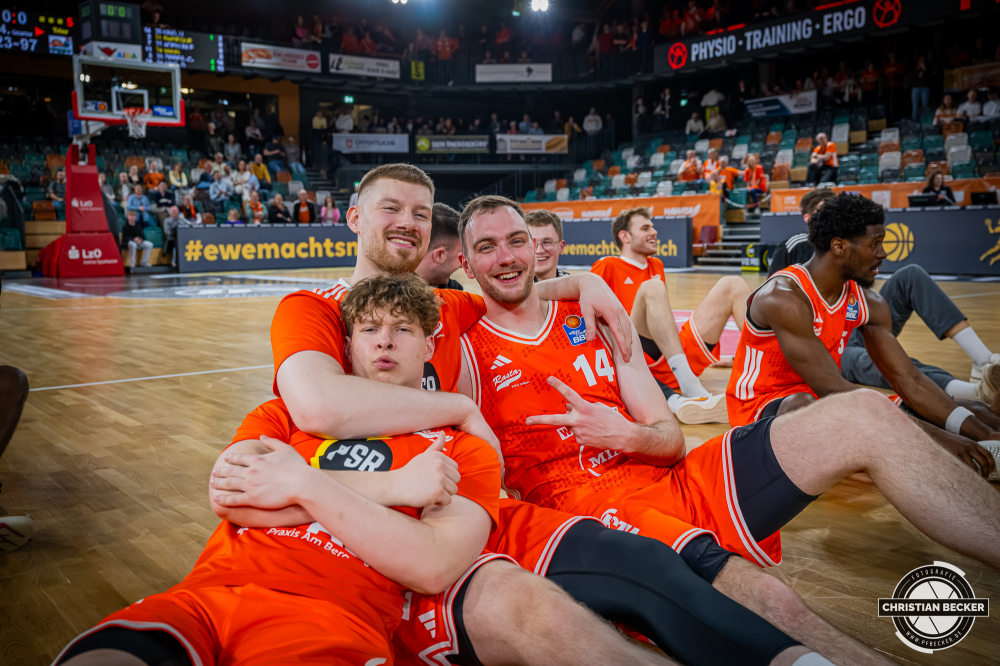 1. Basketball Bundesliga, easyCredit BBL, Saison 2025/2026, Herren, Hauptrunde, 29. Spieltag, 11.04.2026, RASTA Vechta - Gladiators Trier
Roy Krupnikas (#24 - RASTA Vechta), Luc van Slooten (#6 - RASTA Vechta) und Philipp Herkenhoff (#14 - RASTA Vechta) nach der Partie
Schlüsselwörter: 1. Bundesliga;11.04.2026;29. Spieltag;BBL;Basketball;Gladiators;Hauptrunde;Liga;RASTA;RASTA Dome;Saison 2025/2026;Trier;VET-CONCEPT;Vechta;easycredit