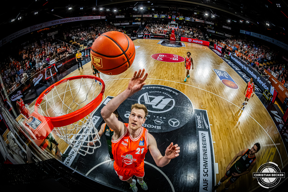1. Basketball Bundesliga, easyCredit BBL, Saison 2025/2026, Herren, Hauptrunde, 29. Spieltag, 11.04.2026, RASTA Vechta - Gladiators Trier
Lars Thiemann (#21 - RASTA Vechta) beim Korbleger
Schlüsselwörter: 1. Bundesliga;11.04.2026;29. Spieltag;BBL;Basketball;Gladiators;Hauptrunde;Liga;RASTA;RASTA Dome;Saison 2025/2026;Trier;VET-CONCEPT;Vechta;easycredit
