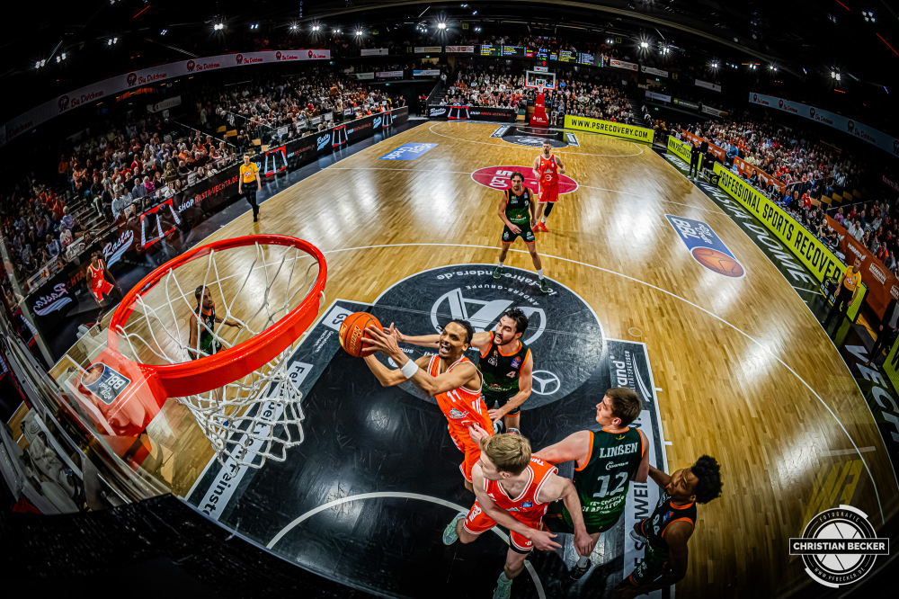 1. Basketball Bundesliga, easyCredit BBL, Saison 2025/2026, Herren, Hauptrunde, 29. Spieltag, 11.04.2026, RASTA Vechta - Gladiators Trier
Alonzo Verge (#11 - RASTA Vechta) beim Korbleger
Schlüsselwörter: 1. Bundesliga;11.04.2026;29. Spieltag;BBL;Basketball;Gladiators;Hauptrunde;Liga;RASTA;RASTA Dome;Saison 2025/2026;Trier;VET-CONCEPT;Vechta;easycredit