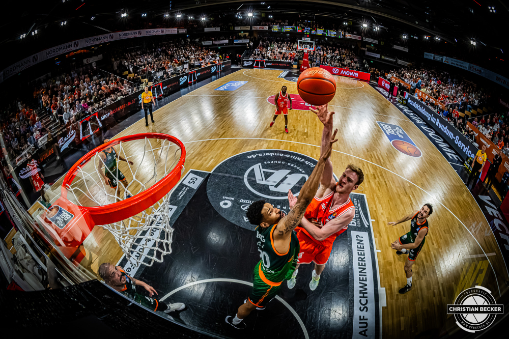 1. Basketball Bundesliga, easyCredit BBL, Saison 2025/2026, Herren, Hauptrunde, 29. Spieltag, 11.04.2026, RASTA Vechta - Gladiators Trier
Lars Thiemann (#21 - RASTA Vechta) beim Korbleger
Schlüsselwörter: 1. Bundesliga;11.04.2026;29. Spieltag;BBL;Basketball;Gladiators;Hauptrunde;Liga;RASTA;RASTA Dome;Saison 2025/2026;Trier;VET-CONCEPT;Vechta;easycredit